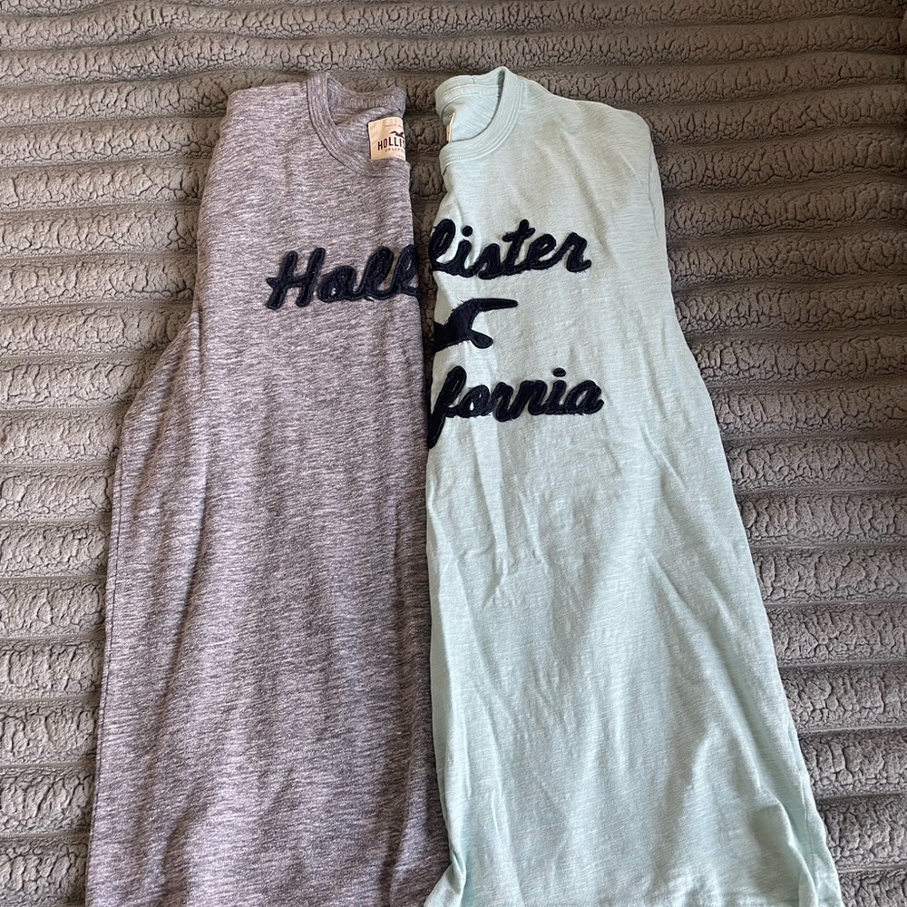 Hollister Men’s Heather Gray and Mint Tees
